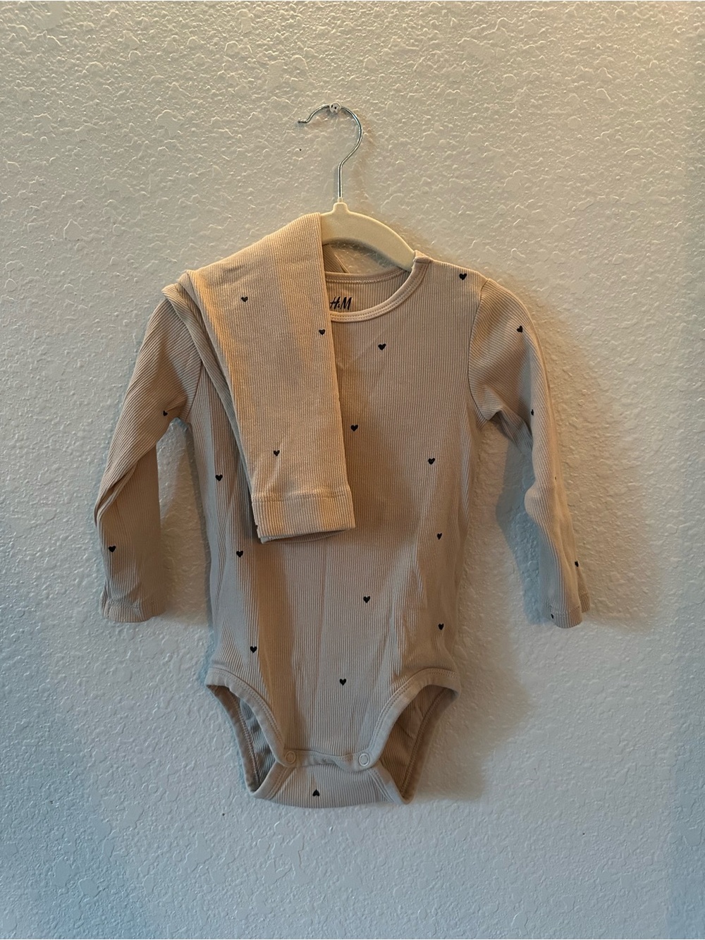 H&M // Ribbed Organic Cotton Long Sleeve Bodysuit & Pants : Beige Hearts